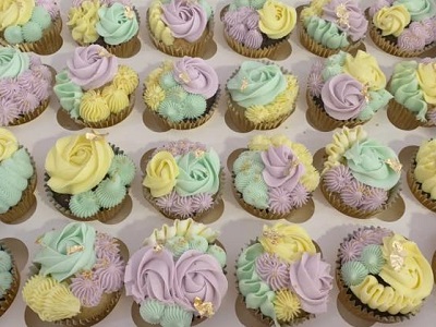Chocolate and white chocolate cupcakes with pretty buttercream and gold leaf<br>Posted: April 27th, 2022.